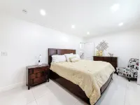 Luxurious Pompano Beach Oasis with Pool, Outdoor Kitchen, and close Beach - Wifi