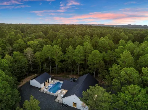 New Pool Cabin/Hot Tub/Arcade/Playset/2 Acres/Ping Pong/Shuffleboard/4 King Beds - Gym
