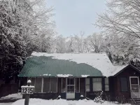 Vintage 4-bedroom house with WiFi in Schroon Lake Hotels in Schroon
