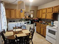 Button's Apartment-Cozy vintage-style 2-bedroom place in historic Batesville Hotels in Independence County