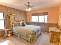 Cozy 3-bedroom cabin in superb Arnold with WiFi and a Spa 아놀드 호텔