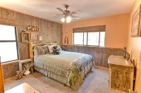 Cozy 3-bedroom cabin in superb Arnold with WiFi and a Spa