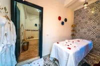 Riad Kiyanjana - Hot Springs