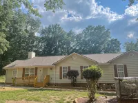 Delightful, 4BR 2.5BA ranch style near Parks, trails, shops, malls, Restaurants.