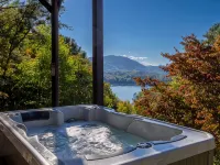 Luxury Lakeview Cabin with Hot Tub and Game Room! Hôtels à : Comte de Swain