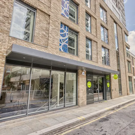 hub by Premier Inn London - Soho Отели рядом с достопримечательностью «Улица Сэвил Роу»