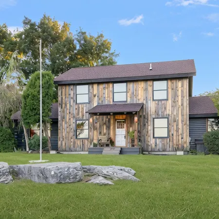 Stunning Farmhouse - Private Pool & Vintage Arcade - Close to Newport & Beaches