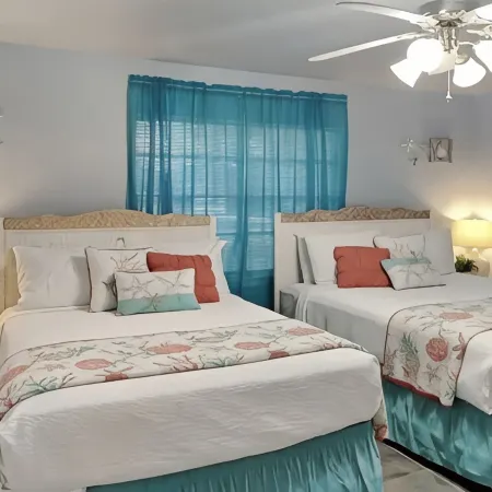 Blue Seahorse Coastal Retreat 3BR/2BA pet friendly, privacy fenced yard