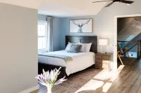 Modern 5Br/3 Bath 4000sq ft Escape, Movie Rm, 2 Decks, Grill, above Clouds Views