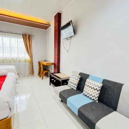 RedDoorz @ Hotel Dieng Berastagi Отели в г. Каро