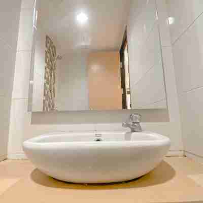 Warm Minimalist Studio Apartment The Alton By Travelio Rooms