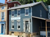 Charming 2-bedroom apartment with equipped kitchen and AC, in Cumberland, MD. Hotels in Cumberland