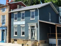 Charming 2-bedroom apartment with equipped kitchen and AC, in Cumberland, MD.