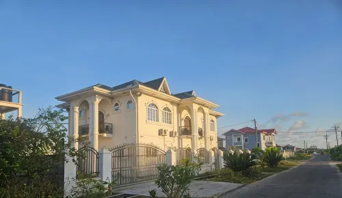 Charming Modern House In Residential Providence Hot-W/Wi-Fi/AC, Live/Secure Cam - balcony