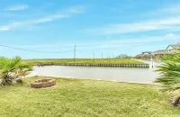 Spacious deck 5-bedroom home in Freeport with WiFi, 3 full baths sits on canal. - 4-Star