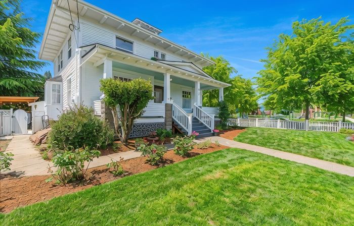 Beautiful 4 bedroom! Hot Tub, Fabulous Downtown Newberg Location!