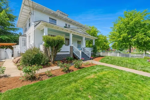 Beautiful 4 bedroom! Hot Tub, Fabulous Downtown Newberg Location!