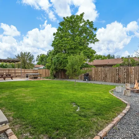 Rustic Refuge - minutes from downtown Fruita!4 beds