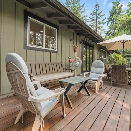 Beautifully remodeled, spacious 4-bedroom house in peaceful Eugene with WiFi, AC