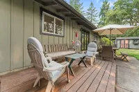 Beautifully remodeled, spacious 4-bedroom house in peaceful Eugene with WiFi, AC