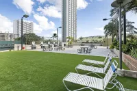 Waikiki 1Bd Condo with Free Parking Heated Pool Gym Central AC & Wifi