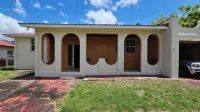 Beautiful and Cozy 3 Bedroom Home in walking distance to the beach and shops! - 2 ดาว