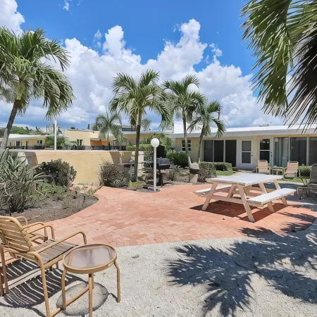 Gulfside No Roads to Cross  1-bedroom condo with AC, WiFi On Siesta Key Beach..