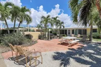 Gulfside No Roads to Cross  1-bedroom condo with AC, WiFi On Siesta Key Beach.. - 2-Star