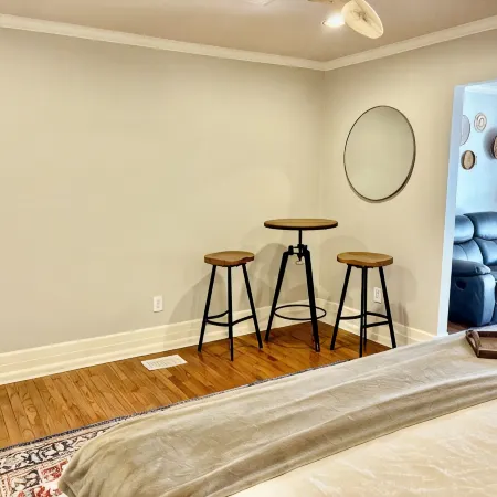 Bison Hall 6, No cleaning fee, 1 block from court square