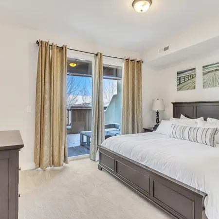 BEST VIEWS in Newpark Terrace! 2Bed/ 2Bath- Close to Skiing and walk to shops!