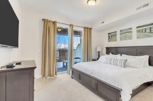 BEST VIEWS in Newpark Terrace! 2Bed/ 2Bath- Close to Skiing and walk to shops!