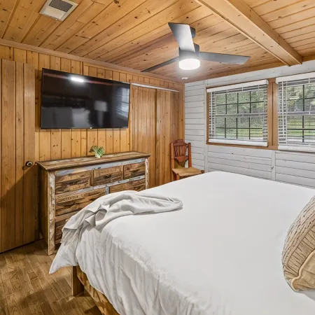 Spacious Resort Cabin – Sleeps 16, Minutes to Silver Dollar City!