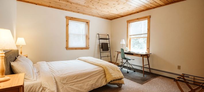 Family-friendly, Luxury Log Cabin Nestled in the Woods - 10 Mins to Sunday River Hotels in Bethel