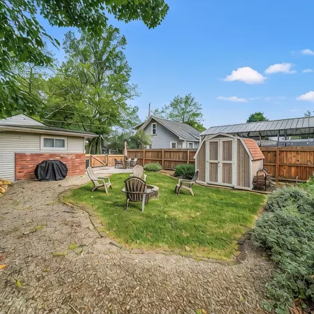 Lake Grove Cottage: 1 min walk to the Strip!