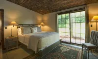 Historic Limestone Estate in the Tallgrass Prairie - Boutique