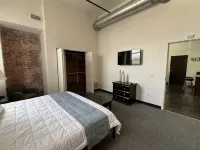 Toledo Tranquility: Luxe 2-Bed Retreat - Your Perfect Stay Awaits! ADA compliant - homestay
