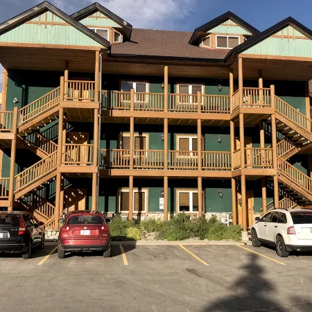 Spacious Ski-in Ski-out / Golf condo ..ski down to the lift