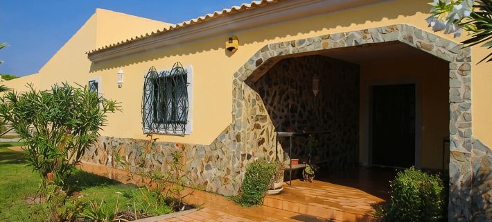 Spacious villa with large garden & private pool-quiet area near Quinta do Lago Hotels in Almancil