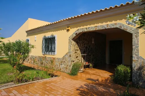 Spacious villa with large garden & private pool-quiet area near Quinta do Lago