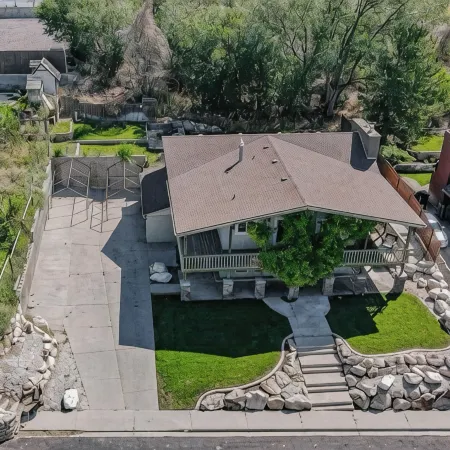 The Treehouse: Spacious Retreat with Theater Room, Fire Pit & Mountain Views