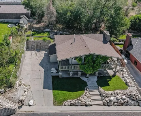 The Treehouse: Spacious Retreat with Theater Room, Fire Pit & Mountain Views