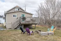 Artistic Getaway Near Halifax | King Bed, Spacious Deck & Fire Pit - บังกะโล