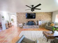 Charming 2-bedroom house with WiFi, AC in welcoming Yucca Valley - Homestays