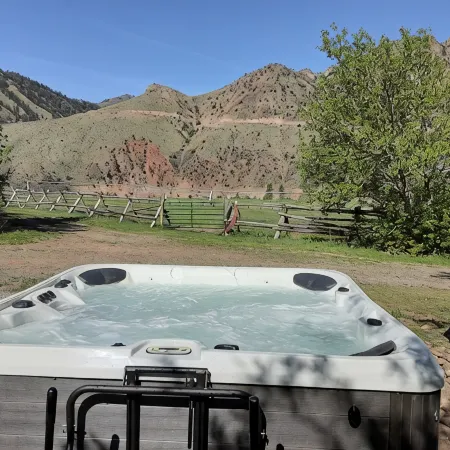 Cozy studio in gorgeous Salmon with AC, WiFi, Hot tub