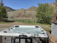 Cozy studio in gorgeous Salmon with AC, WiFi, Hot tub