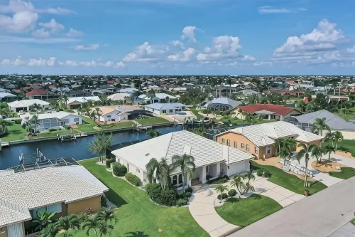 RUM CAY GETAWAY: South facing waterfront home, private pool/spa, bar, and dock.