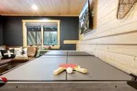 Modern A-Frame~ 9min Sunday River! HotTub! FirePit! Arcade Games! Slps 12 - Hytter