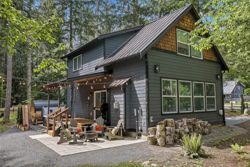 AC-5 mi to Park-EV2-Private Hot Tub-King Bed-Well Equipped Kitchen-Firepit
