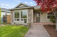 Charming white picket fenced home in quiet area - 3 ดาว