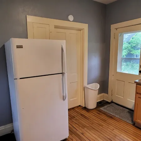 Point Central! - Bright, Simple Downtown Apartment